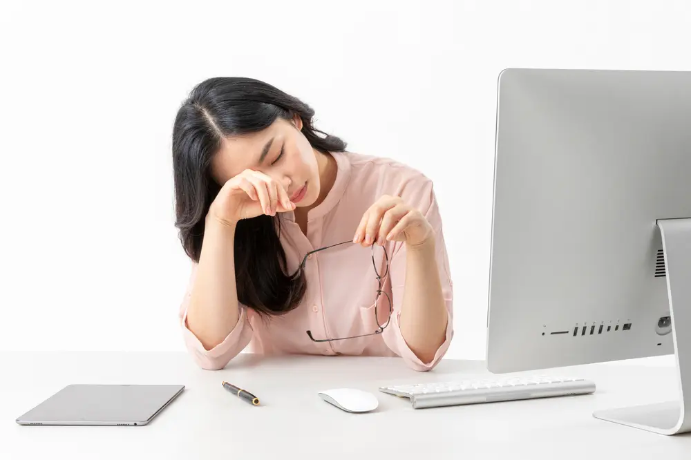 컴퓨터 작업으로 눈의 피로를 느끼는 여성
