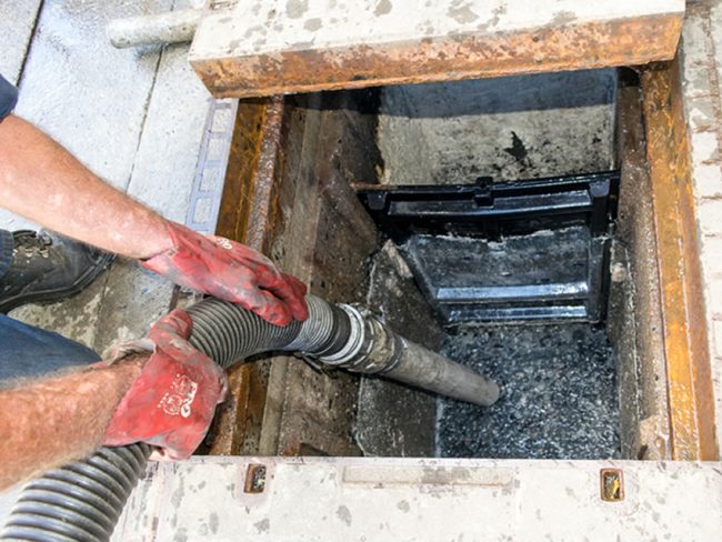 Limpeza e sucção de resíduos em caixa de gordura Limpeza profissional de caixa de gordura