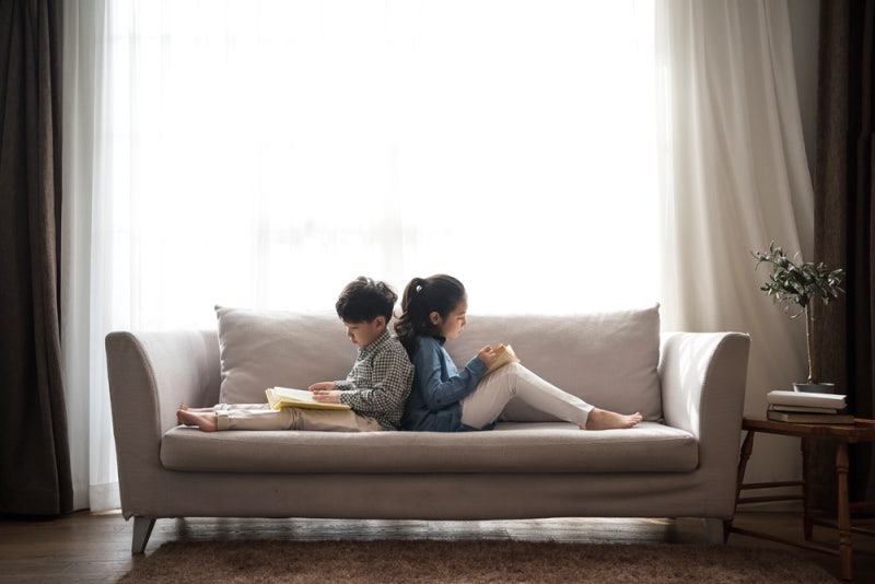 소파와 카펫이 있는 거실의 아이들