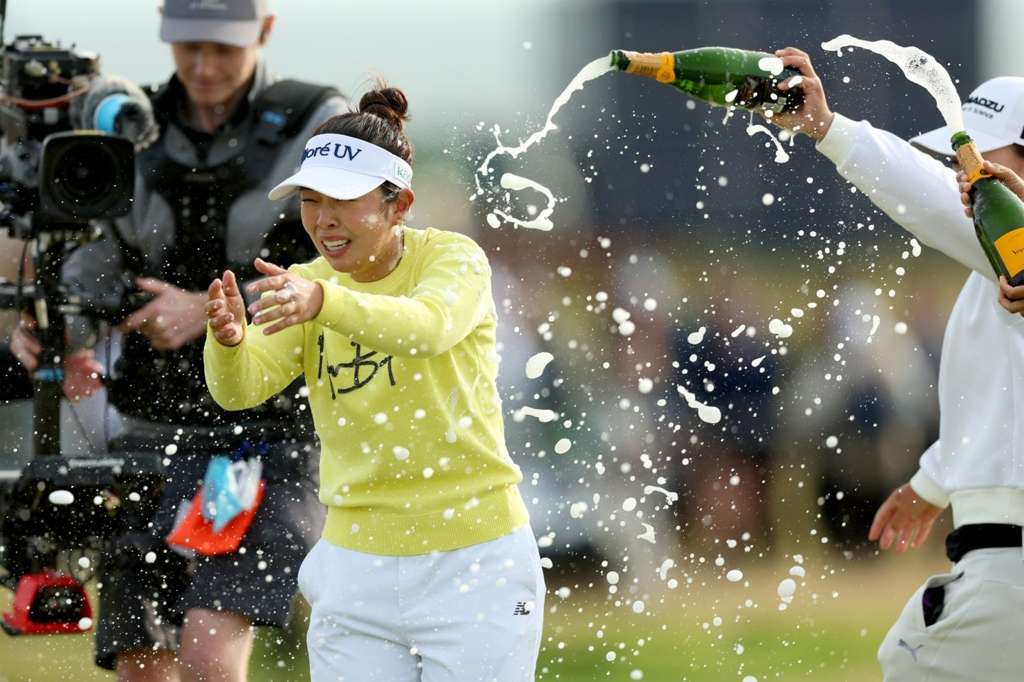 シャンパンシャワーで祝福される山下美夢有