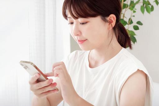 街コン後にスマートフォンで連絡を取る女性