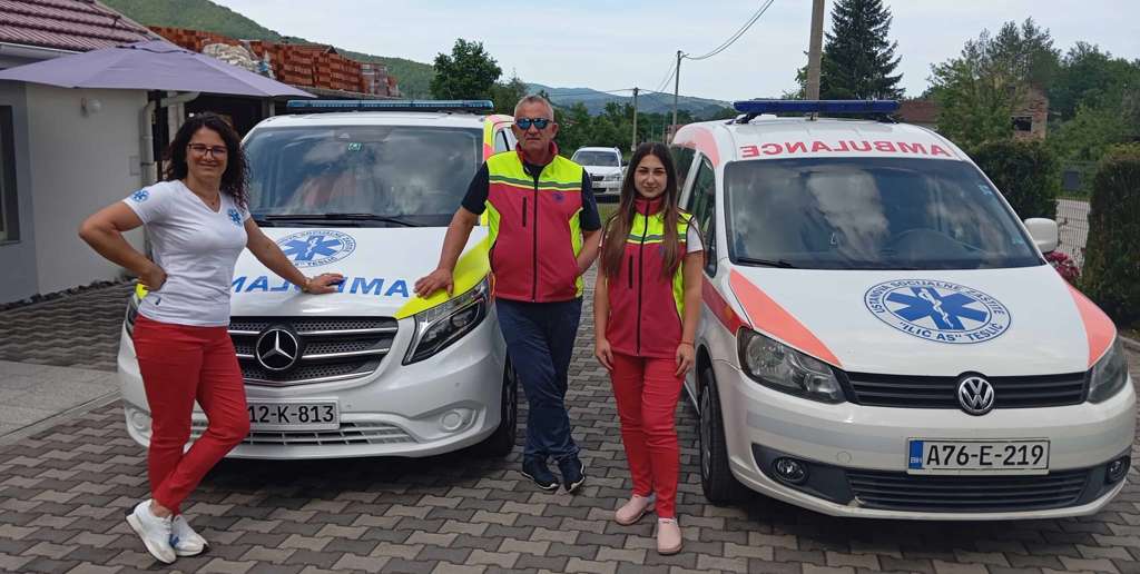 Tim za sanitetski prijevoz ispred vozila