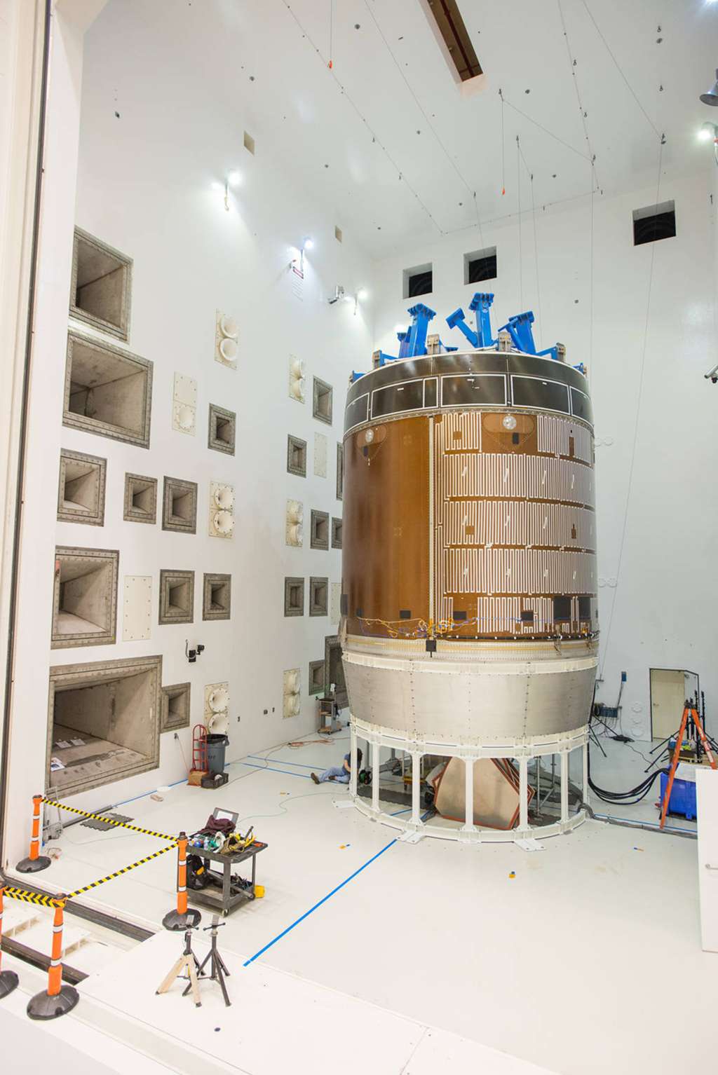 Acoustic testing facility with horn array