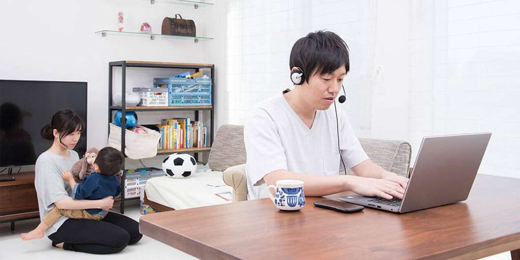 在宅勤務中の男性
