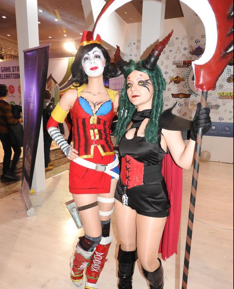 Detaylı kostümler giymiş iki kadın cosplayer