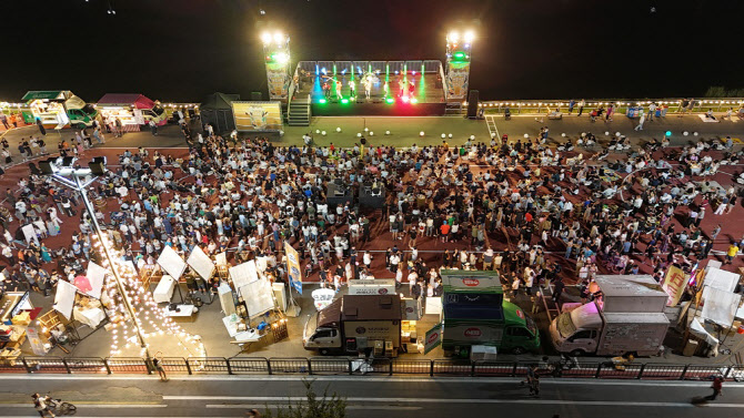 야간 축제 무대 공연과 관객들