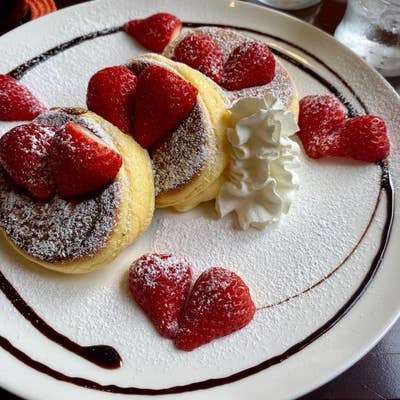 いちごとクリームが乗ったパンケーキ