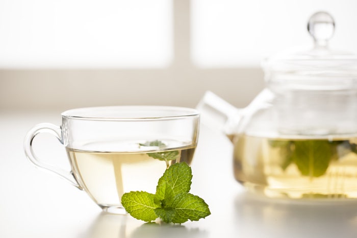 신선한 민트 잎이 담긴 페퍼민트 차